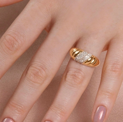 Platinplattierung Runde Brillantes Schnitt Diamantkuppelring für Frauen Feinschmuck OEM / ODM
