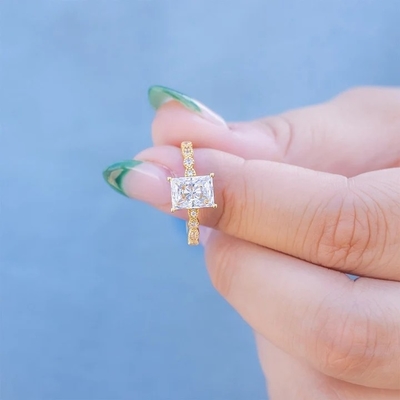 Vintage handgefertigt 18K Gold Baguette Schnittstein Verlobungsring Vintage Stil für Frauen