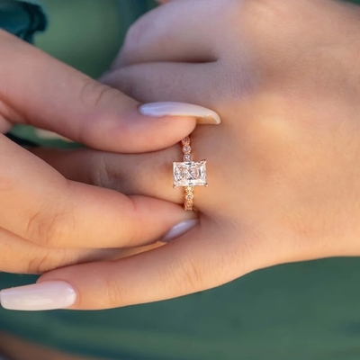 Vintage handgefertigt 18K Gold Baguette Schnittstein Verlobungsring Vintage Stil für Frauen