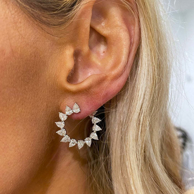 Einzigartige Tränendropfen-Schnitt-CZ-Stud-Ohrringe in Rhodiumplattierung Halbkreisform für Frauen