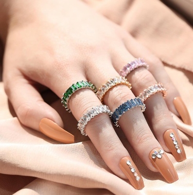 Klares Smaragdgeschnitt CZ Infinity Hochzeitsring 925 Silber Infinity Hochzeitsringe