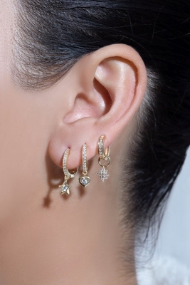 Gold beschichtet Mini Dangle Heart CZ Huggie Ohrringe Fügen Sie Ihrem Look einen Hauch von Glamour hinzu