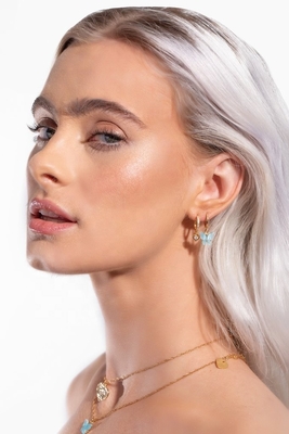 Gold beschichtet Mini Dangle Heart CZ Huggie Ohrringe Fügen Sie Ihrem Look einen Hauch von Glamour hinzu