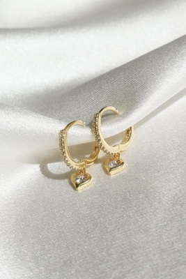 Gold beschichtet Mini Dangle Heart CZ Huggie Ohrringe Fügen Sie Ihrem Look einen Hauch von Glamour hinzu