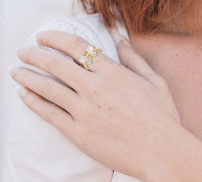 Feine Schmuckstücke Mehrfarbiger äthiopischer Opal Schmetterlingsring 18k Gelbgold über Sterling Silber