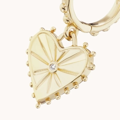 14K-Goldplattierte Dangle Drop Heart Huggies Ohrringe für Frauen sind 925 Sterling Silber