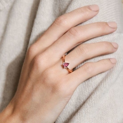 Roségoldplattiert 925 Sterling Silber Birnenschnitt Lila Saphir gekrümmter stapelbarer Ring
