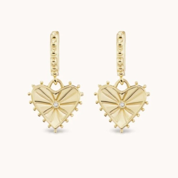 14K-Goldplattierte Dangle Drop Heart Huggies Ohrringe für Frauen sind 925 Sterling Silber