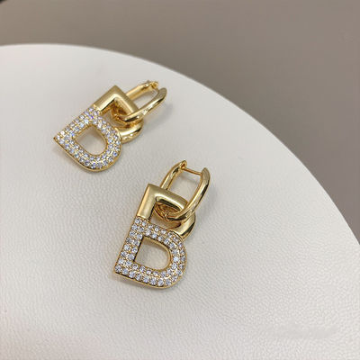 Weibliche Accessoires B Hoop Ohrringe aus Messing mit individuellem Anfangsbuchstaben und Goldplattierung