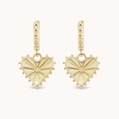 14K-Goldplattierte Dangle Drop Heart Huggies Ohrringe für Frauen sind 925 Sterling Silber