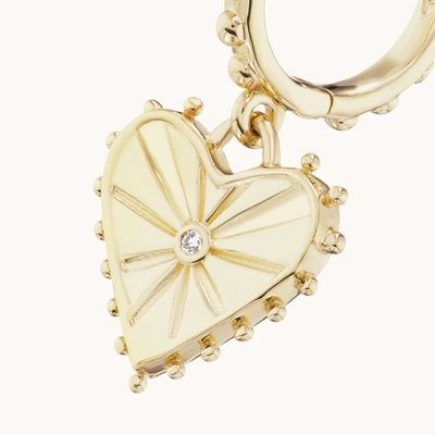 14K-Goldplattierte Dangle Drop Heart Huggies Ohrringe für Frauen sind 925 Sterling Silber