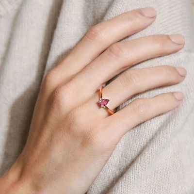 Roségoldplattiert 925 Sterling Silber Birnenschnitt Lila Saphir gekrümmter stapelbarer Ring
