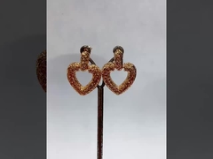 Herz umarmte Ohrringe